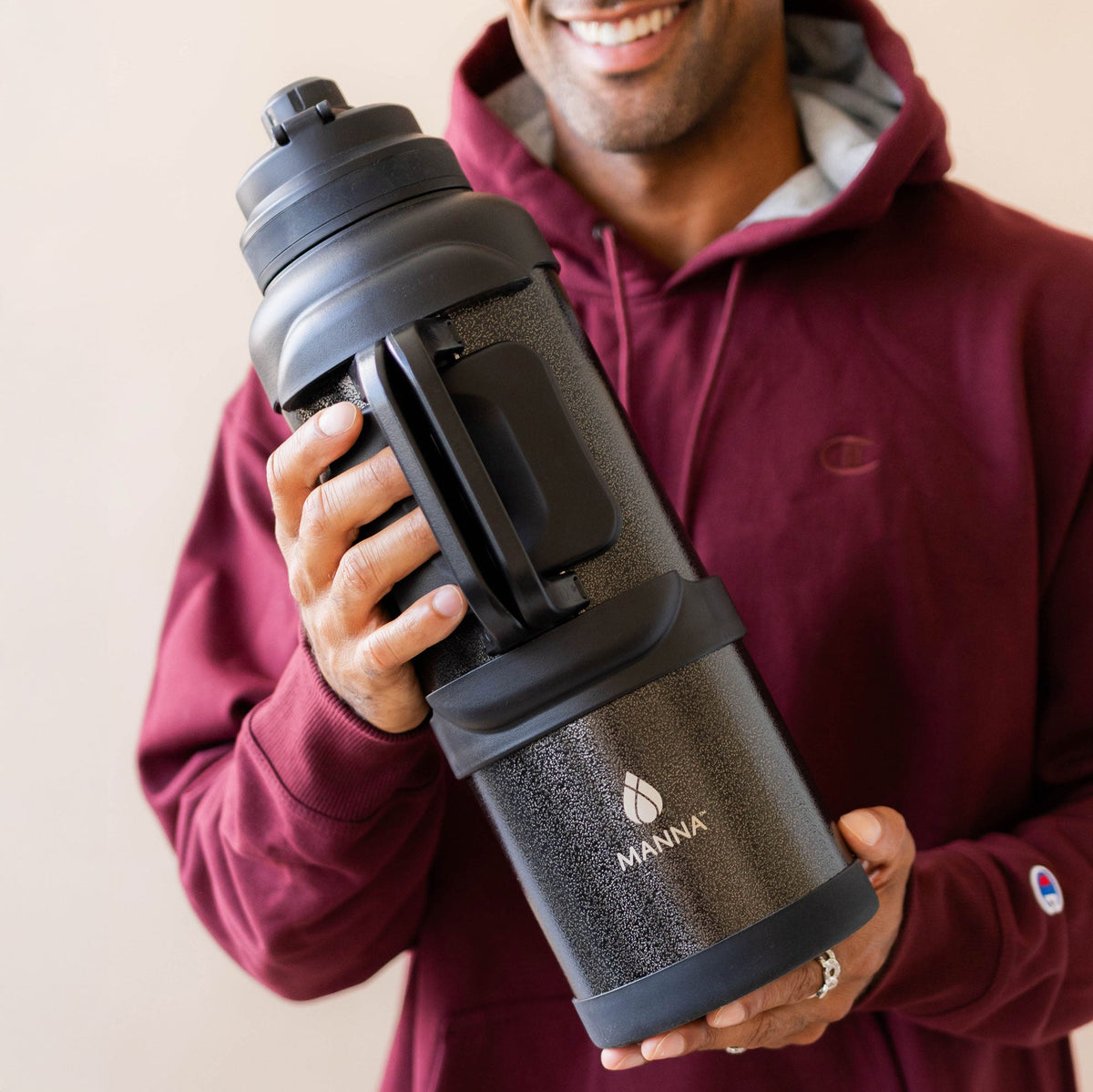 4l-titan-bottle-135-oz-t5 5Manna_Website_Lifestyles-29.jpg